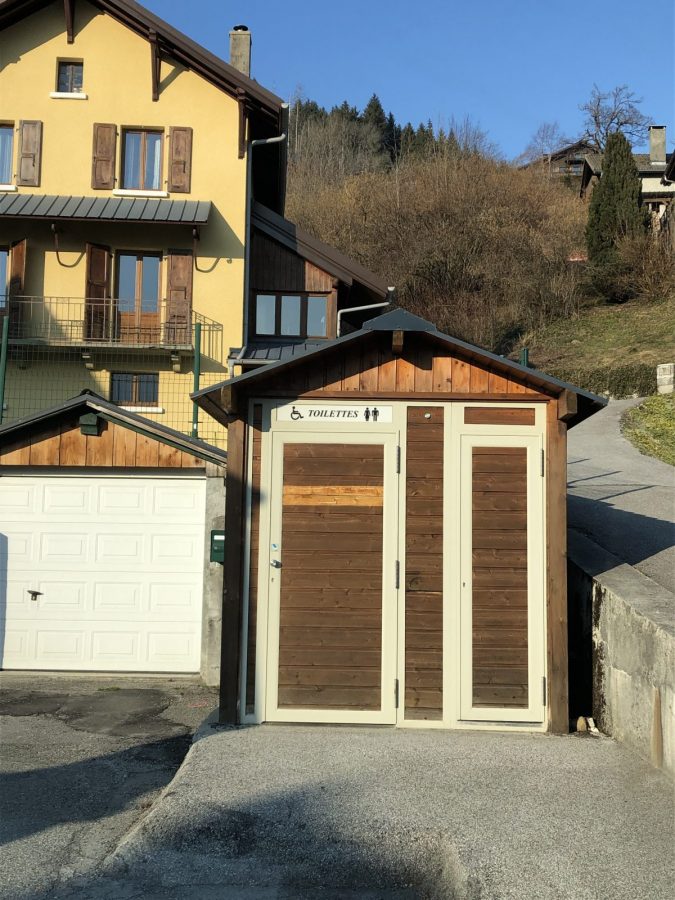 Toilettes publiques à Verchaix
