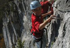 Entre la randonnée et l’escalade découvrez la via ferrata