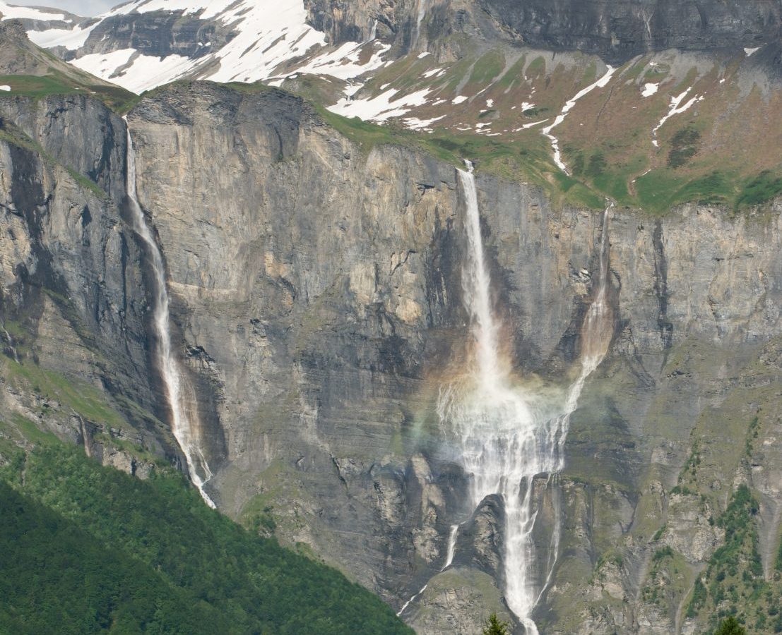 Randonnée de printemps au Cirque du Fer-à-Cheval : une immersion au cœur de la nature renaissante