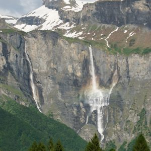 Randonnée de printemps au Cirque du Fer-à-Cheval : une immersion au cœur de la nature renaissante