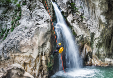 Sortie encadrée de Canyoning : Plus qu’une rando, une cascade d’émotions !