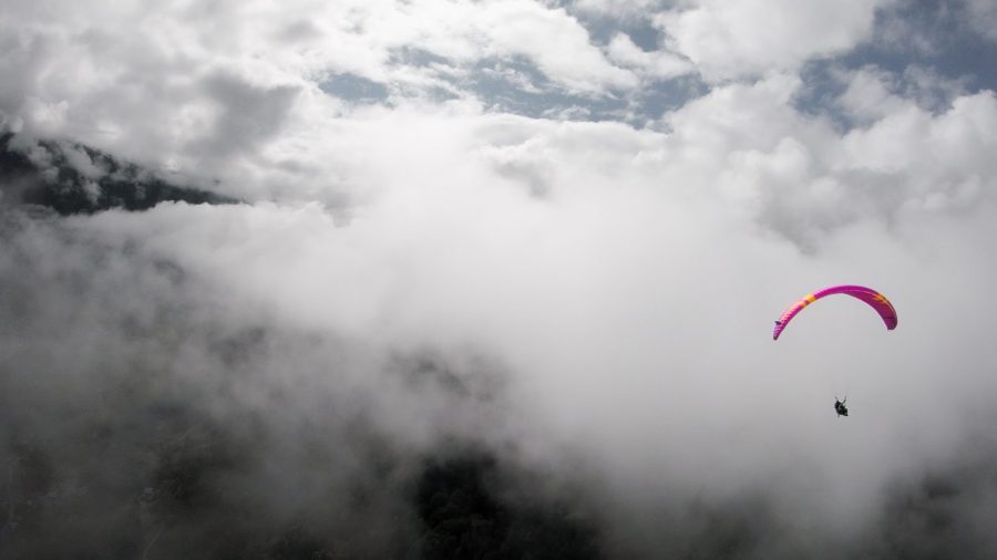 Parapente dans les nuages