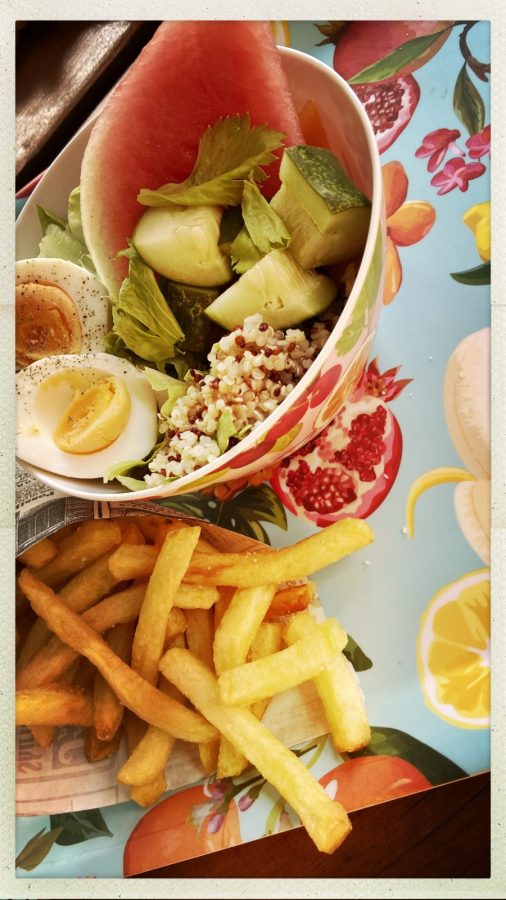 Salade du jour et frites fraîches maison