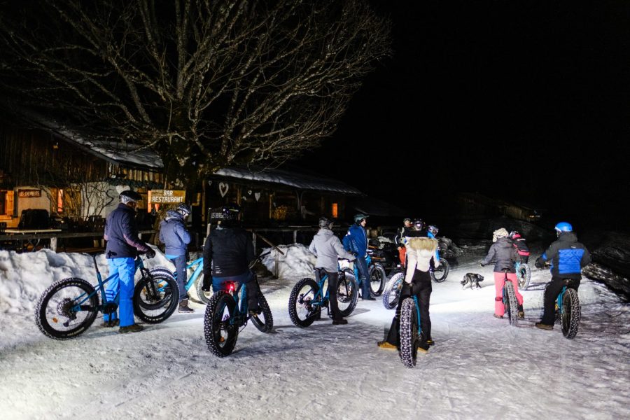 Sortie VTT électrique sur neige nocturne avec restaurant