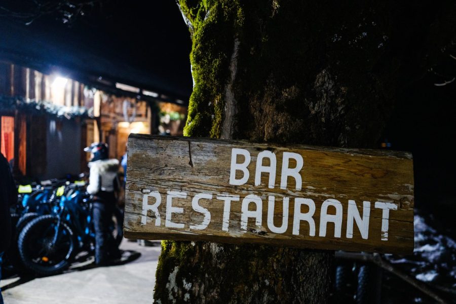 Sortie VTT électrique sur neige nocturne avec restaurant