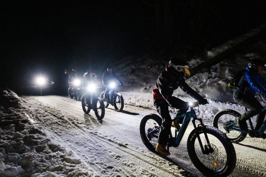Sortie VTT électrique sur neige nocturne avec restaurant
