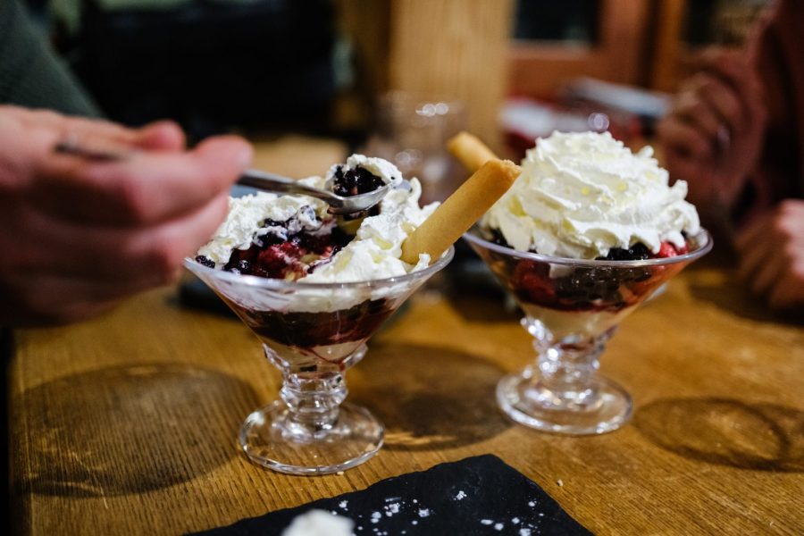Sortie VTT électrique sur neige nocturne avec restaurant