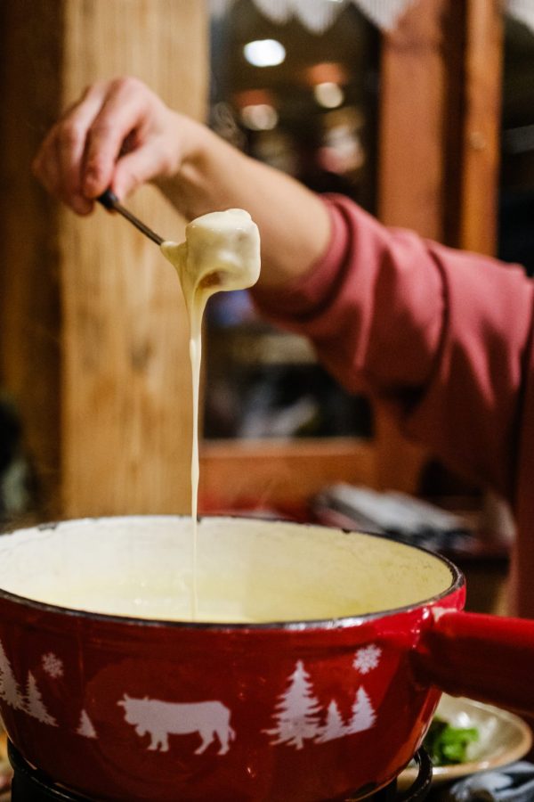 Sortie VTT électrique sur neige nocturne avec restaurant