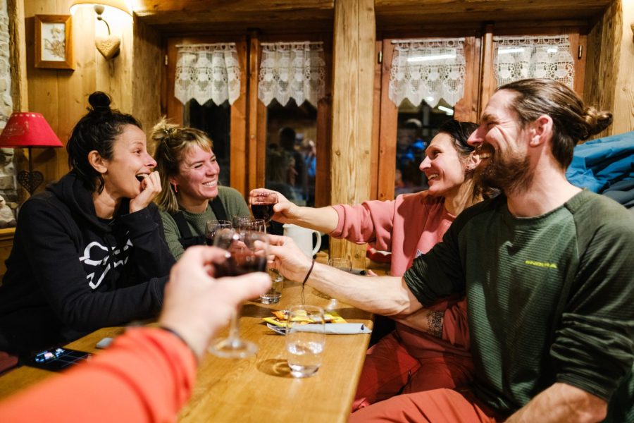 Sortie VTT électrique sur neige nocturne avec restaurant