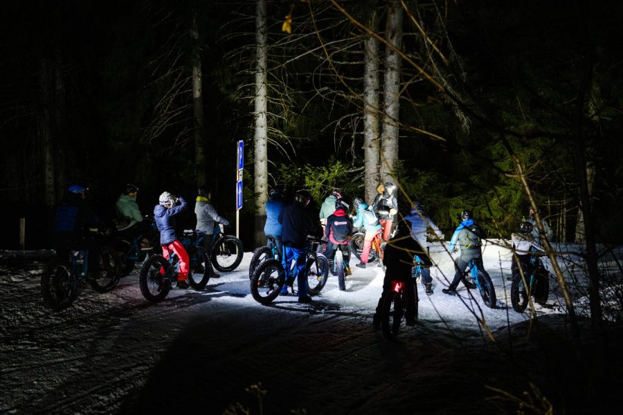 Sortie VTT électrique sur neige nocturne avec restaurant