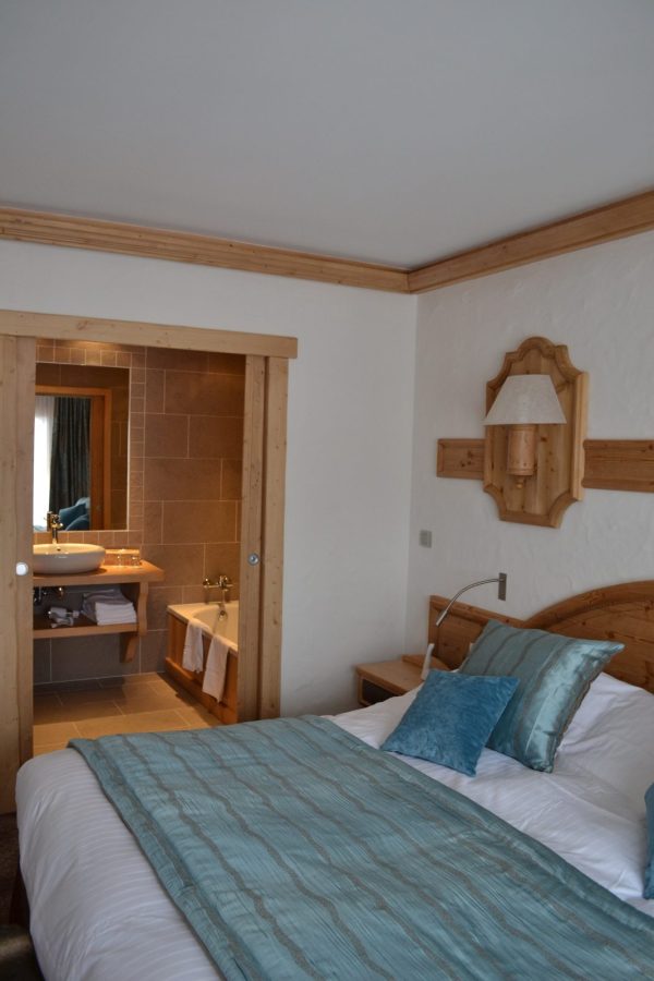Chambre et salle de bain suite luxe