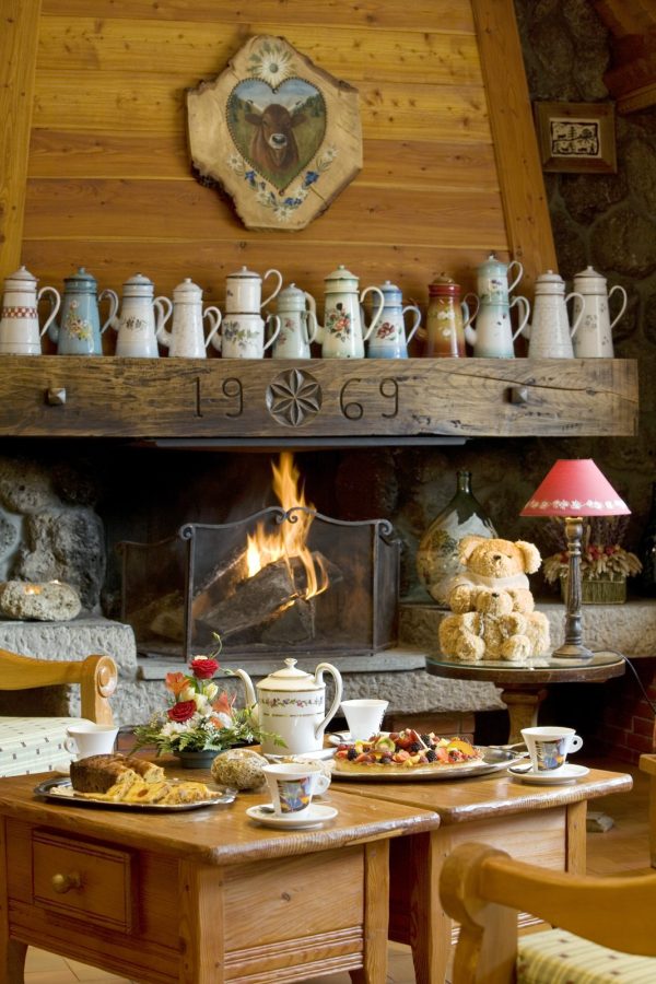 Salon bar avec cheminée